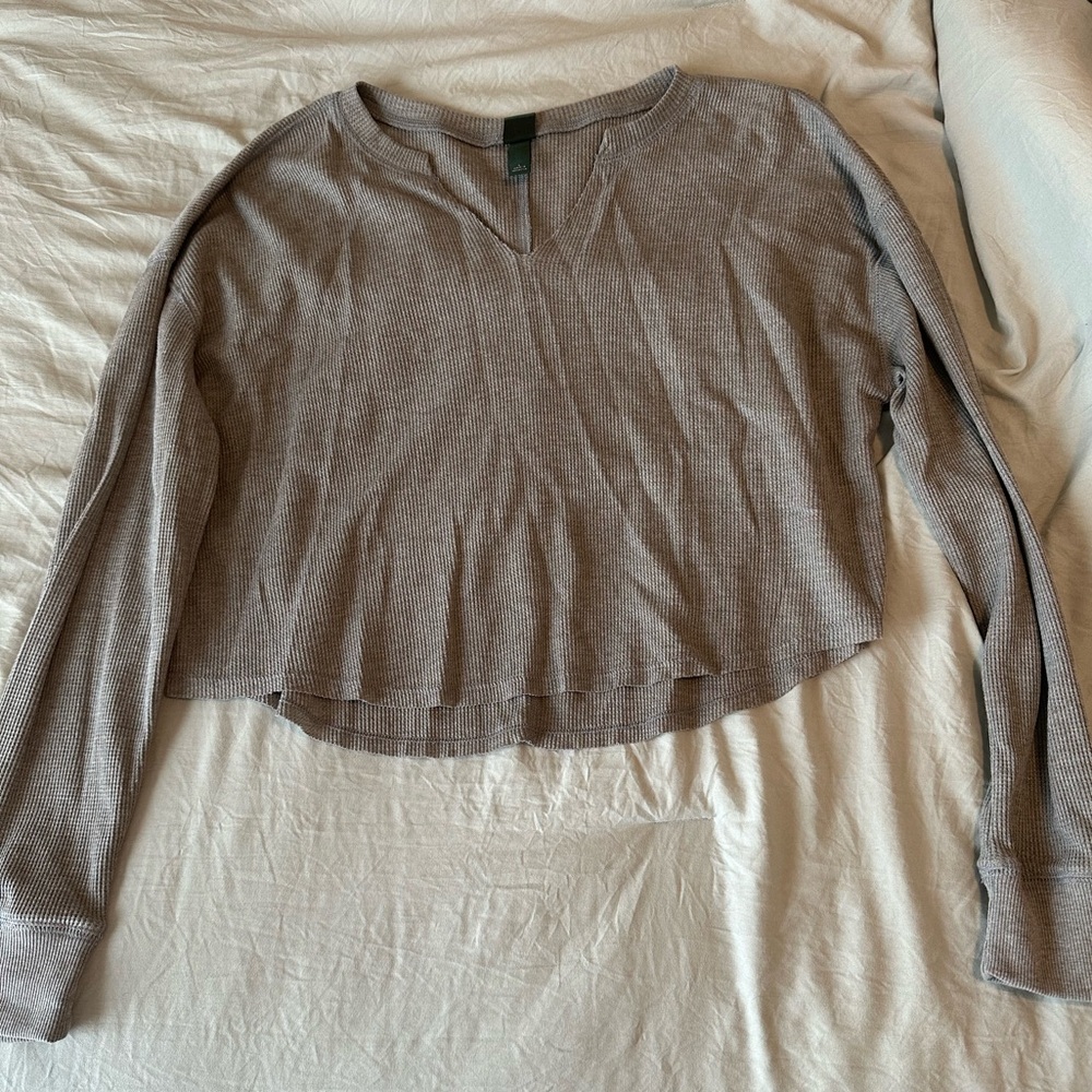 grey cropped long sleeve
